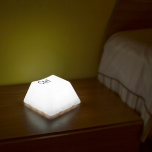 Lámpara-mesilla-de-noche-forma-tecla-de-ordenador