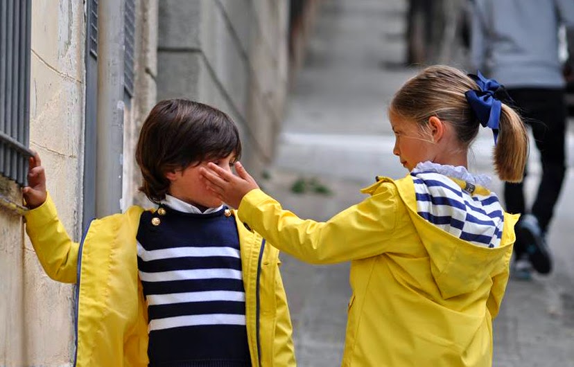 moda infantil para la lluvia - chubasquero clásico amarillo
