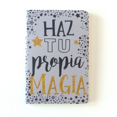 Libreta con la frase "Haz tu propia MAGIA"