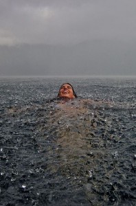 nadando en dia de lluvia