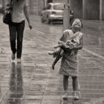 niña disfrutando la lluvia