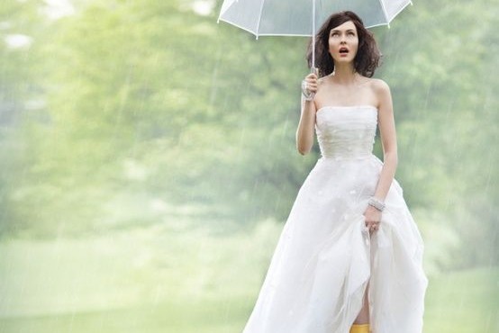 novia con paraguas transparente