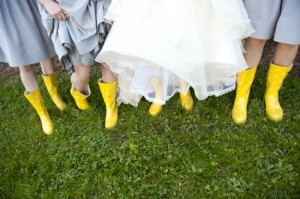 novia y damas con botas amarillas
